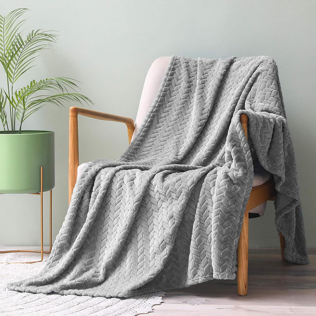 COMFEYA Soft Jacquard Leaves Pattern Flannel Fleece Throw Blanket_7